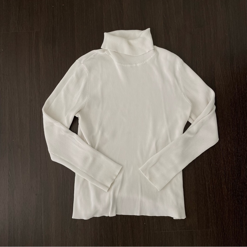 Women’s White Ribbed Turtleneck Sweater